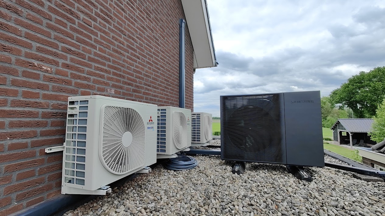 Airco buitenunits netjes geplaatst op een plat dak